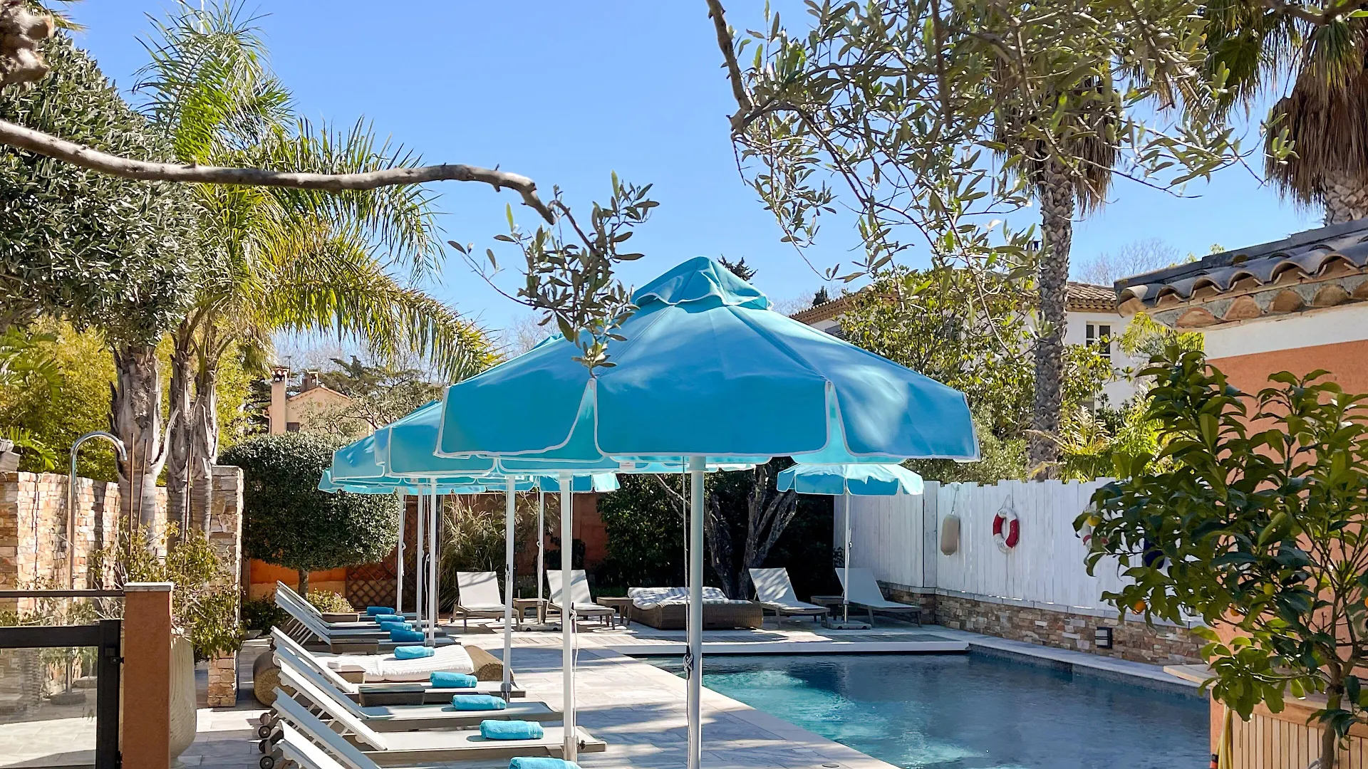 5 Hôtels Familiaux Près du Port de Saint-Tropez pour Voyager Sereinement